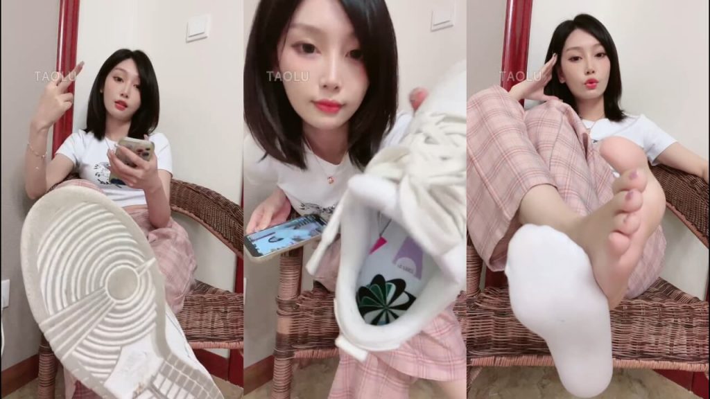 梨花诗 - 看着小白鞋红绿灯榨 - 第一视角