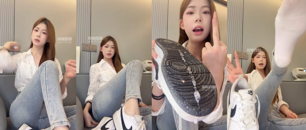 Uuu - 紧身牛仔船袜小白鞋 | 脚奴调教